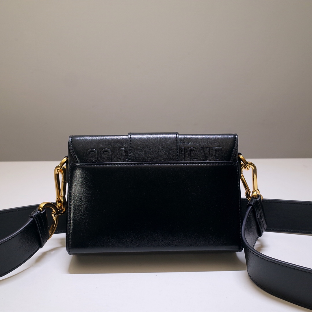 30 Montaigne Box Bag Black Box Calfskin